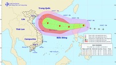 Bão Khanun càn quét biển Đông với sức gió giật cấp 13