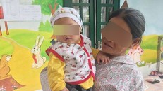 Bé trai bị bỏ rơi trong nhà nghỉ được bà ngoại đón về chăm sóc