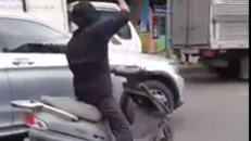 Thanh niên cầm mã tấu chém rụng hàng loạt gương ô tô trên đường