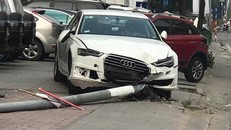 Hà Nội: Xe điên húc đổ cột điện, 1 người đi bộ bị thương