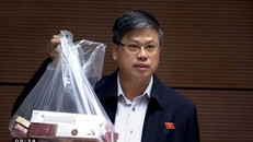 ĐBQH mang thuốc lá lậu vào nghị trường để làm bằng chứng
