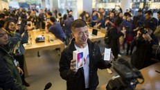 Hàng dài người xếp hàng chờ mua iPhone X tại London