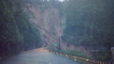 Khu vực đèo Tà Lương nơi 30 hành khách bị mắc kẹt. Ảnh: Dân trí