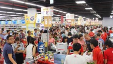 Người dân đổ xô đến các siêu thị mua thực phẩm. Ảnh: Khánh Hòa Online