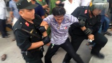 1 trong 2 tài xế bị lực lượng chức năng bắt giữ. Ảnh: Vietnamnet