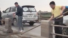 Các tài xế cố tình tháo dải phân cách để chuyển làn trên cầu Thanh Trì. Ảnh: Dân trí