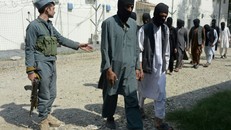 Quân đội Afghanistan bắt giữ các chiến binh IS tham gia lực lượng Taliban ở nước này. Ảnh: AFP