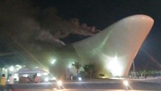 Hai cột khói lớn bốc lên trong Cung hội chợ. Ảnh: Vietnamnet