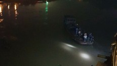 Lực lượng chức năng đang tìm kiếm 2 nạn nhân. Ảnh: Dân trí