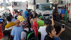 Hiện các tài xế đều tắt máy, bấm còi phản đối. Ảnh: PLO