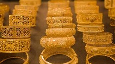 Giá vàng 5/1: Đảo chiều thần tốc, vàng vượt mốc 1320 USD