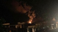 Khói lửa bốc lên cách xa hiện trường vụ nổ vẫn nhìn rõ. Ảnh: Lao Động