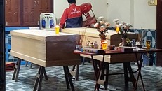 Thi thể hai nạn nhân được đưa về tại một nhà thờ ở tỉnh Chăm Pa Sắc (Lào). Ảnh: Nghệ An