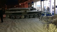 Nga: Lái xe bọc thép vào siêu thị để lấy trộm một chai rượu