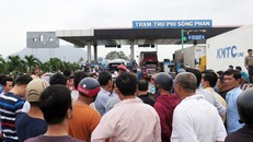 Người dân tụ tập quanh BOT Sông Phan. Ảnh: Vnexpress