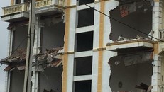 Căn nhà 7 tầng của trùm ma túy Tráng A Tàng bị phá dỡ. Ảnh: Dân Việt