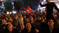 Muôn kiểu ăn mừng "độc,lạ" của người hâm mộ cả nước. Ảnh: Vietnamnet