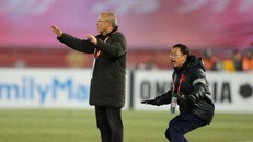 HLV Park Hang-seo và trợ lý Lê Huy Khoa. Ảnh: Vietnamnet