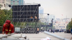 10 màn hình cỡ lớn đang được lắp đặt tại phố đi bộ Nguyễn Huệ. Ảnh: NLĐ