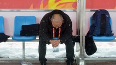 HLV Park Hang-seo gục đầu buồn bã sau trận đấu. Ảnh: Zing