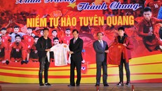 Xuân Trường và Thành Chung ký áo tặng áo đấu. Ảnh: Tổ Quốc