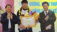 Trung vệ Bùi Tiến Dũng nhận bằng khen từ lãnh đạo tỉnh Hà Tĩnh. Ảnh: Vnexpress