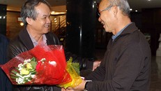 Ông Đoàn Nguyên Đức tặng hoa cho HLV PArk hang-seo. Ảnh: Vietnamnet