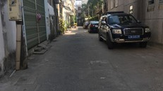 Xe biển xanh trước của nhà ông Minh. Ảnh: Thanh Niên