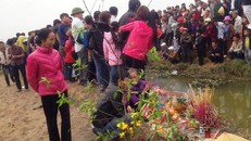 Người dân thắp hương cá "thần". Ảnh: Tuổi Trẻ