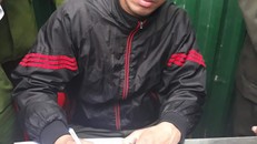 Tài xế Hoàng ghi lời khai tại hiện trường. Ảnh: NLĐ