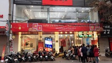 Người dân nô nức xếp hàng đợi mua vàng ngày vía Thần Tài