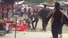 Hình ảnh cắt ra từ clip vụ việc. Ảnh: Dân trí