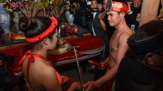 Anh Chiến và chị Huyền chuẩn bị làm nghi lễ "tình phộc". Ảnh: Zing