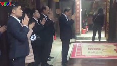 Ảnh cắt ra từ clip của VTV về việc cán bộ đi lễ Đền Trần trong giờ hành chính. Ảnh: Dân trí