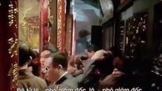 Đoàn cán bộ, công chức KBNN thành phố Nam Định đi lễ trong giờ hành chính. Ảnh cắt từ clip của VTV