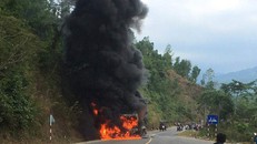 Chiếc xe khách bốc cháy dữ dội. Ảnh: Dân trí