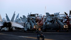 Chùm ảnh: Ngày đầu tiên của thủy thủ đoàn USS Carl Vinson tại Đà Nẵng