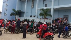 Các giáo viên tụ tập tại trụ sở huyện Krông Păk. Ảnh: Tuổi Trẻ