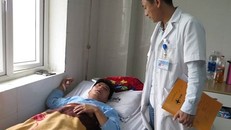 Thầy Thủy đang được điều trị tại bệnh viện. Ảnh: ANTĐ