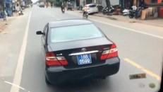 Hình ảnh cắt ra từ clip vụ việc. Ảnh: Dân trí