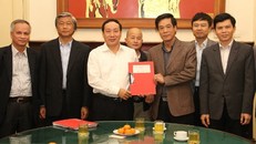 Ông Đinh Ngọc Hệ (Út trọc) - người đứng giữa, hàng sau. Ảnh: Zing