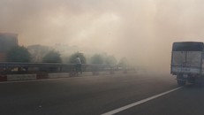 Khói nghi ngút do người dân đốt rạ khiến tuyến đường cao tốc tê liệt. Ảnh: VnExpress