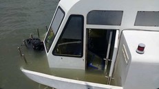 Chiếc tàu cao tốc bị chìm trên biển Cần Giờ. Ảnh: Dân trí