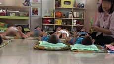 Hình ảnh cắt ra từ clip vụ việc cho thấy cô Ngọc dùng cây nhựa đánh và mắng học sinh. Ảnh: SGGP