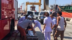 Thi thể một trong các nạn nhân được đưa ra khỏi hầm tàu. Ảnh: Thanh Niên