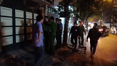 Lực lượng công an khám xét nhà ông Phan Hữu Tuấn. Ảnh: NLĐ