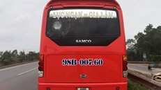 Chiếc xe khách bị ném đá. Ảnh: Báo Bắc Giang