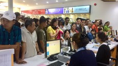 Việc khách hàng đổ dồn đi bổ sung thông tin thuê bao trước ngày 24/4 khiến cho các nhà mạng phải làm việc hết công suất. 