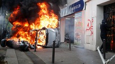 Một chiếc xe bị đốt cháy tại trung tâm Paris. Ảnh: Sputnik