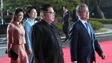 [VIDEO] Chủ tịch Kim Jong-un đẩy phóng viên để nhường đường cho vợ